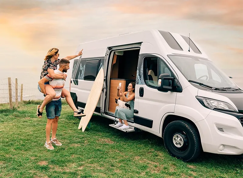 Jeunes en road trip en campin-car